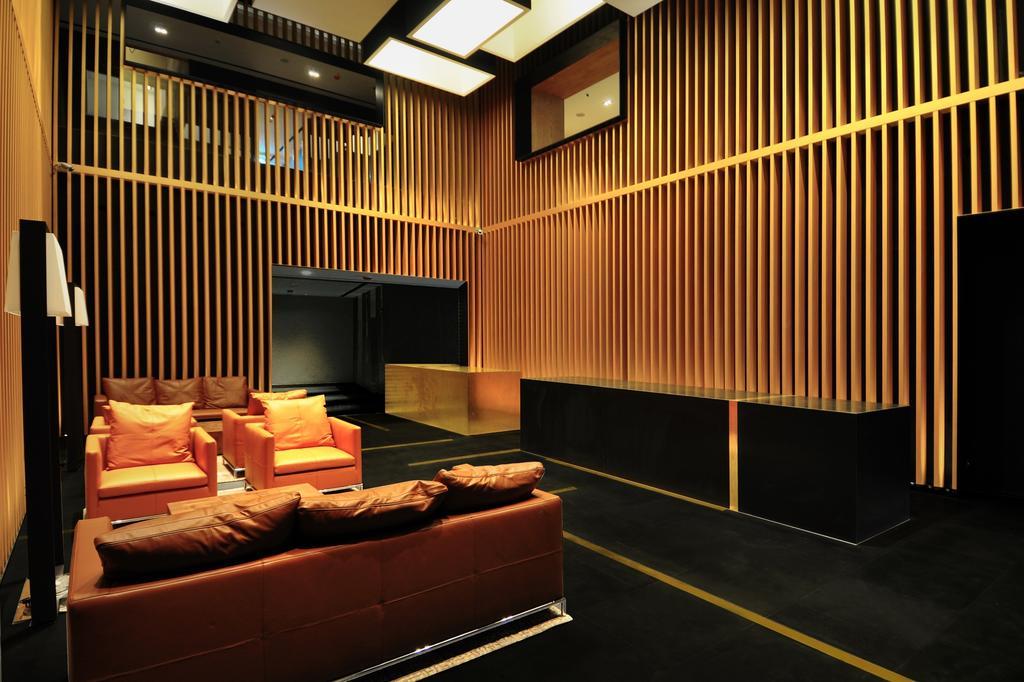 G Hotel Kelawai Tanjung Tokong Exterior foto The interior of a private suite at the club