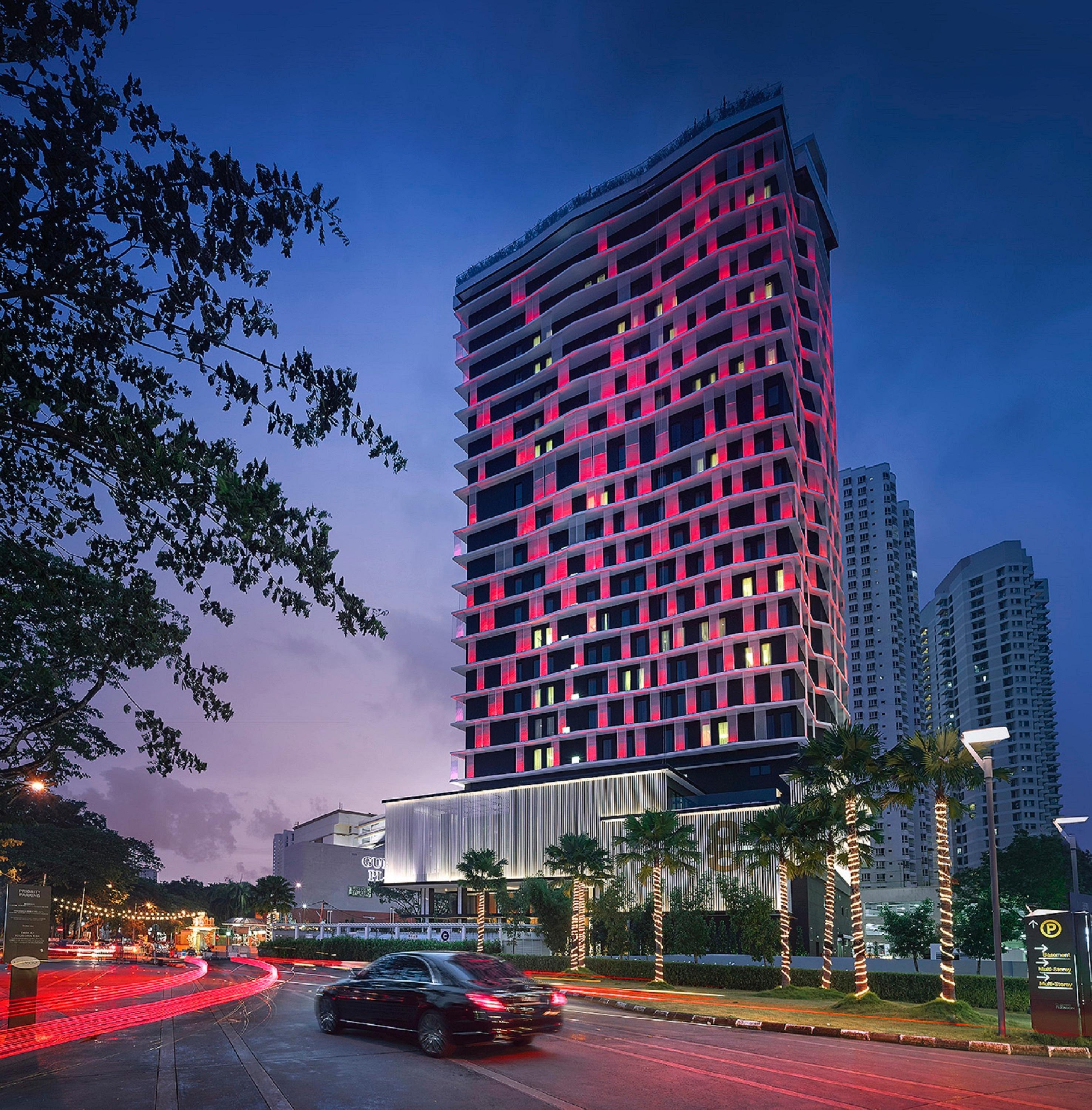 G Hotel Kelawai Tanjung Tokong Exterior foto The hotel at night