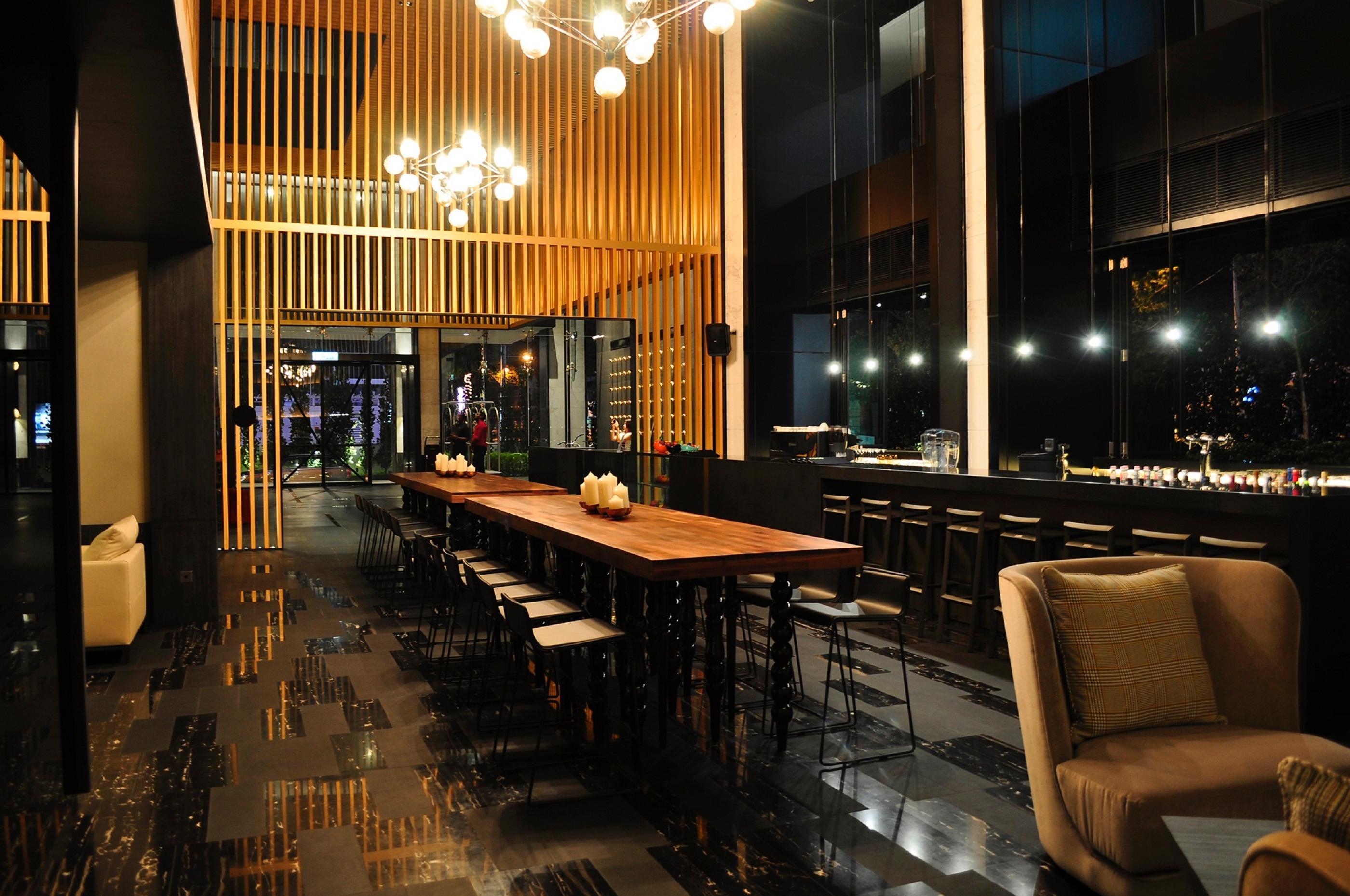 G Hotel Kelawai Tanjung Tokong Exterior foto The bar at the 101 Skybar