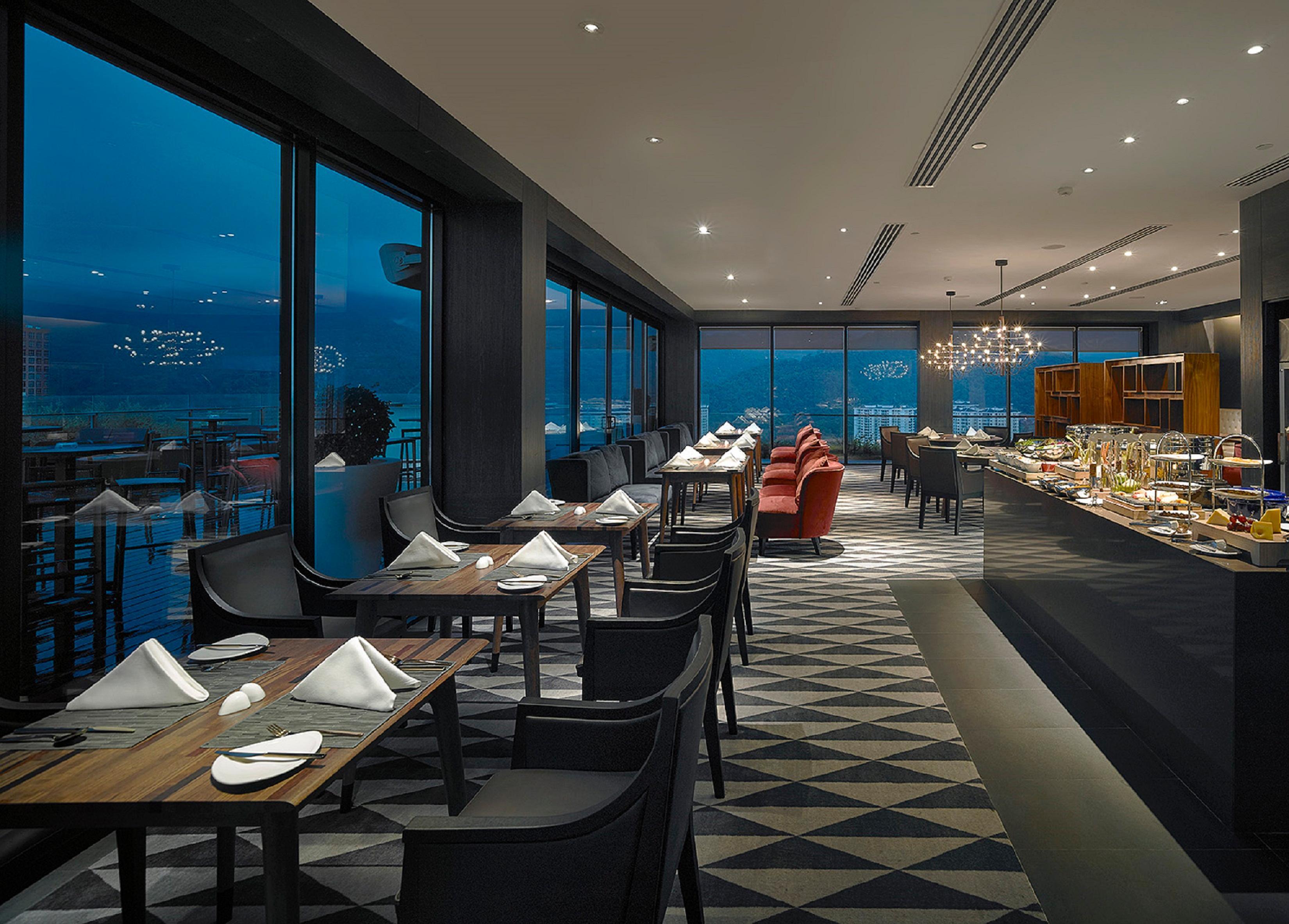 G Hotel Kelawai Tanjung Tokong Exterior foto The Club Lounge at the 39th floor