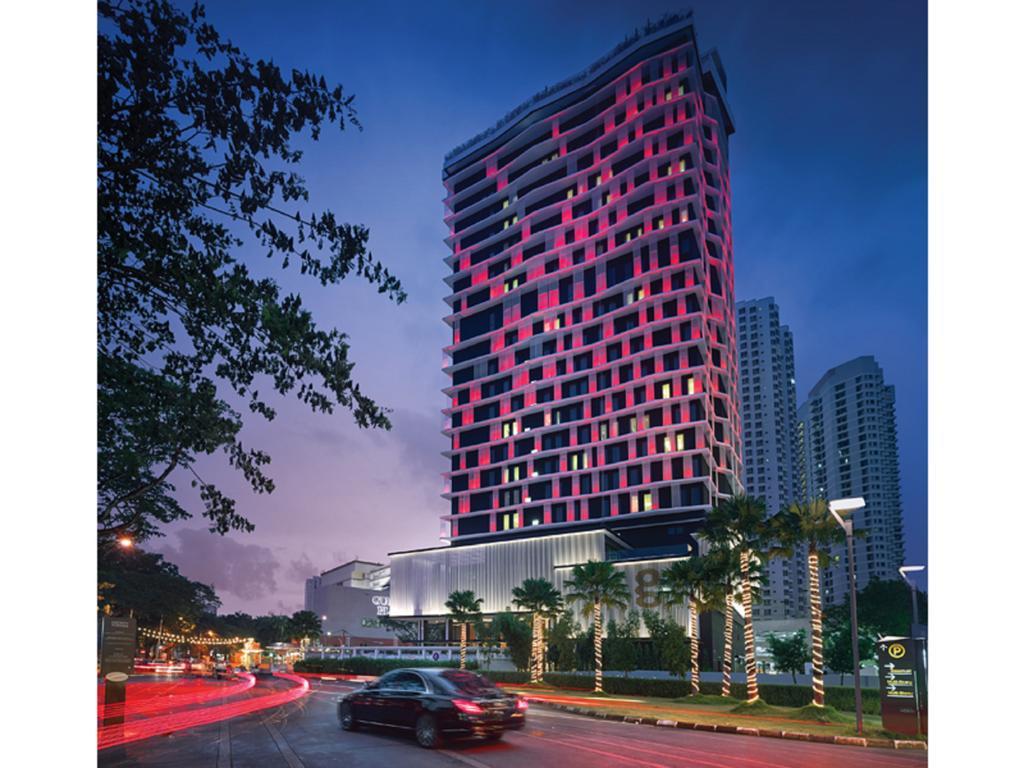 G Hotel Kelawai Tanjung Tokong Exterior foto The hotel at night