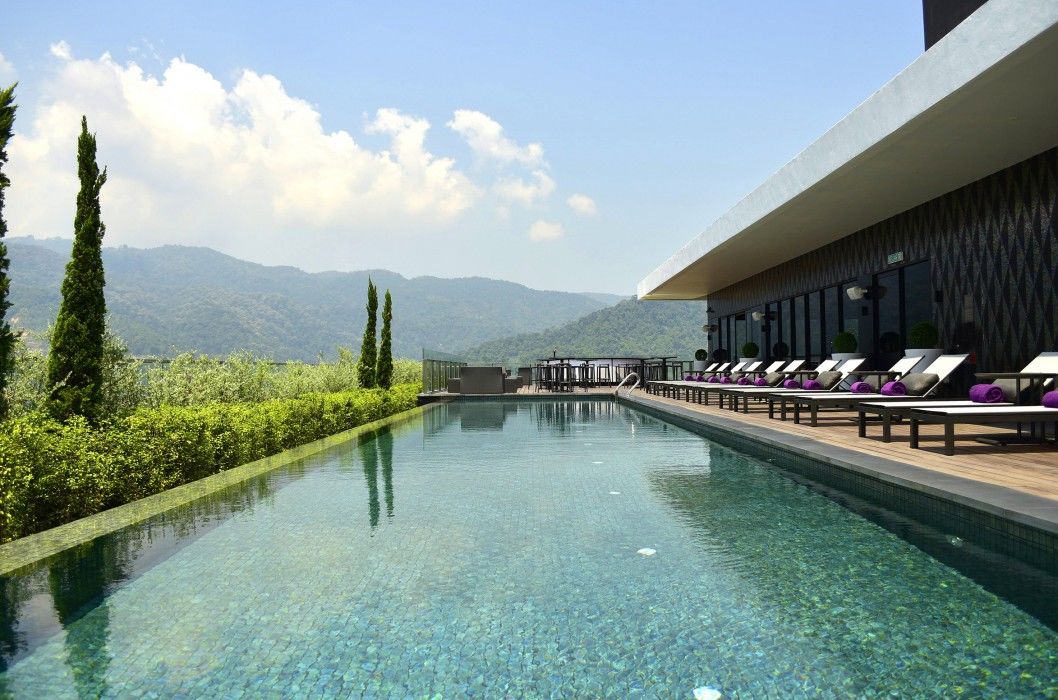 G Hotel Kelawai Tanjung Tokong Exterior foto The swimming pool at the hotel