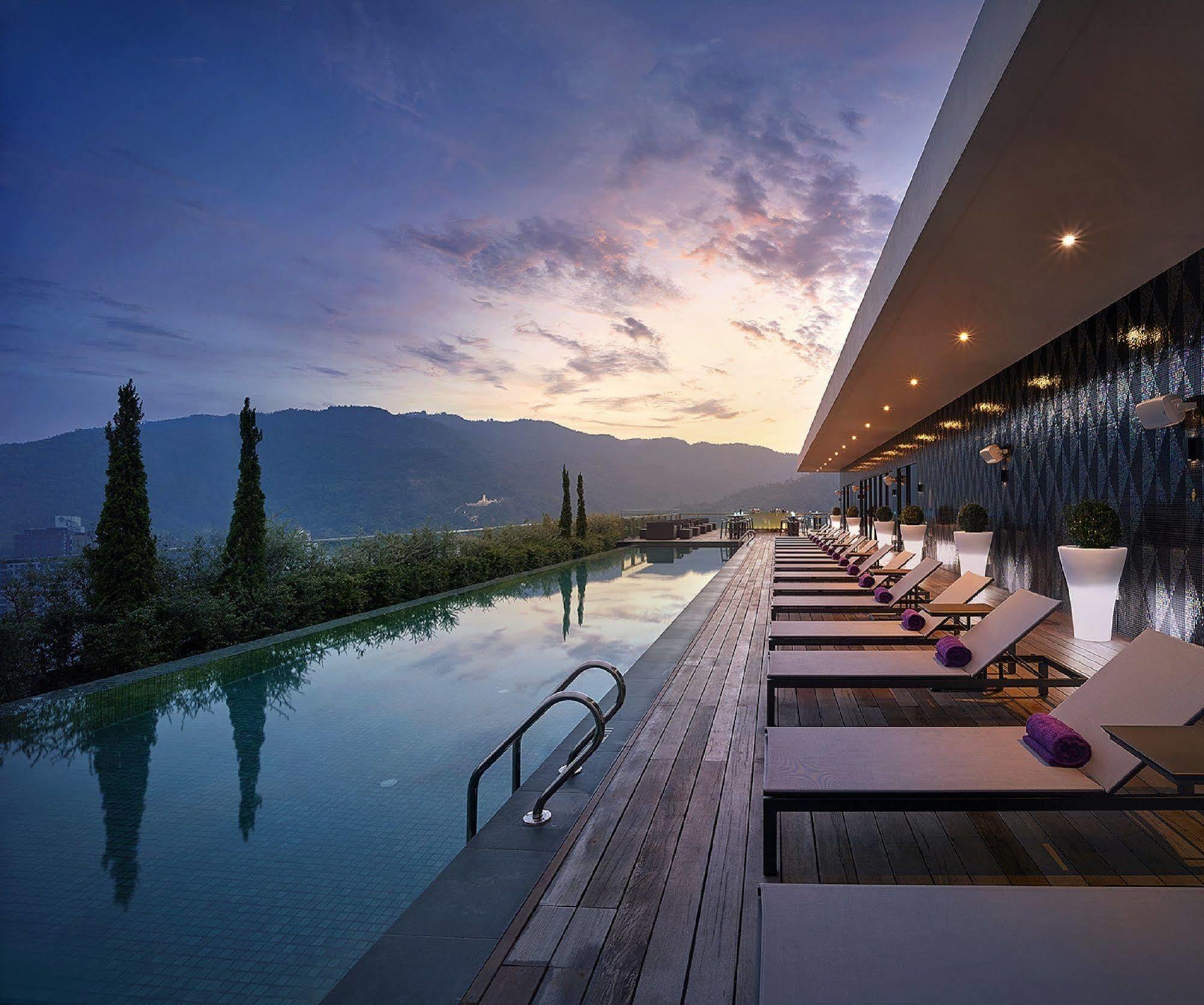 G Hotel Kelawai Tanjung Tokong Exterior foto The swimming pool at the hotel